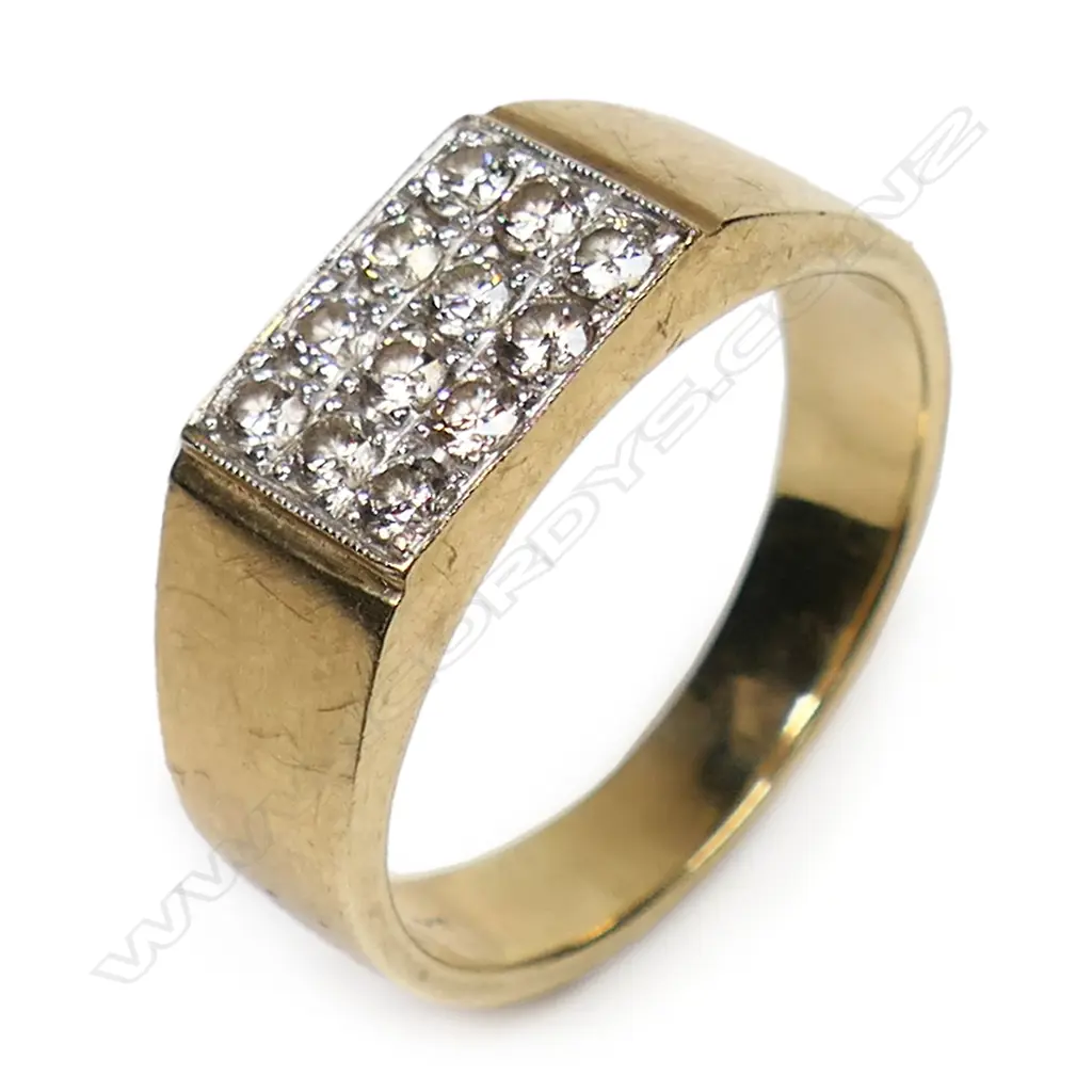 A 9ct gold and diamond ring, Image 1++