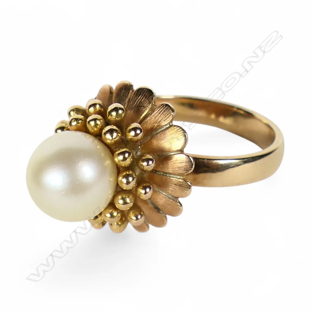 An 18ct gold and pearl dress ring, Image 1++