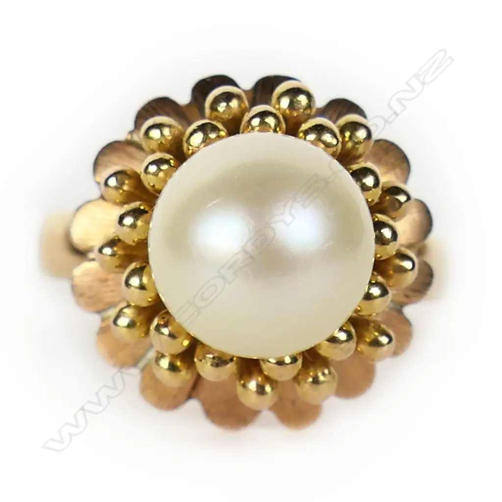 An 18ct gold and pearl dress ring, Image 1++