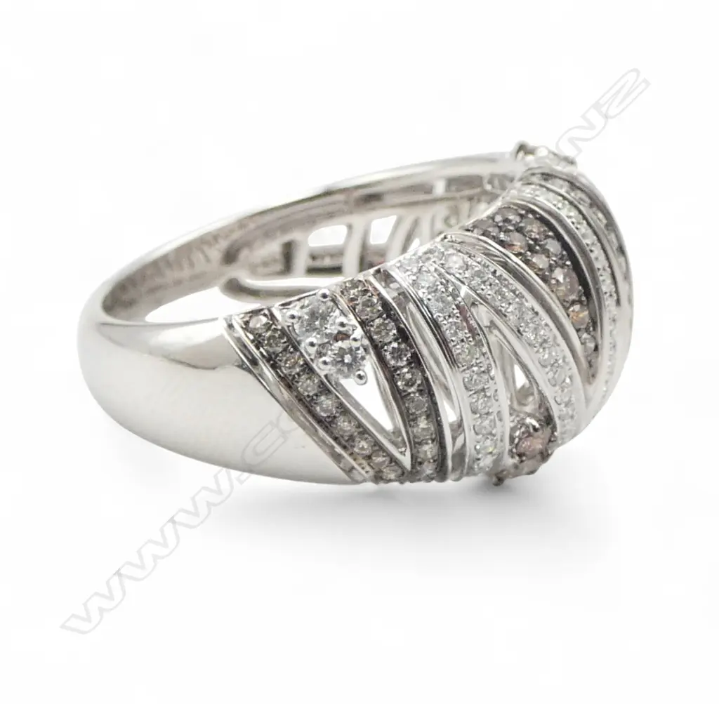 An 18ct black and white gold diamond ring, Image 1++