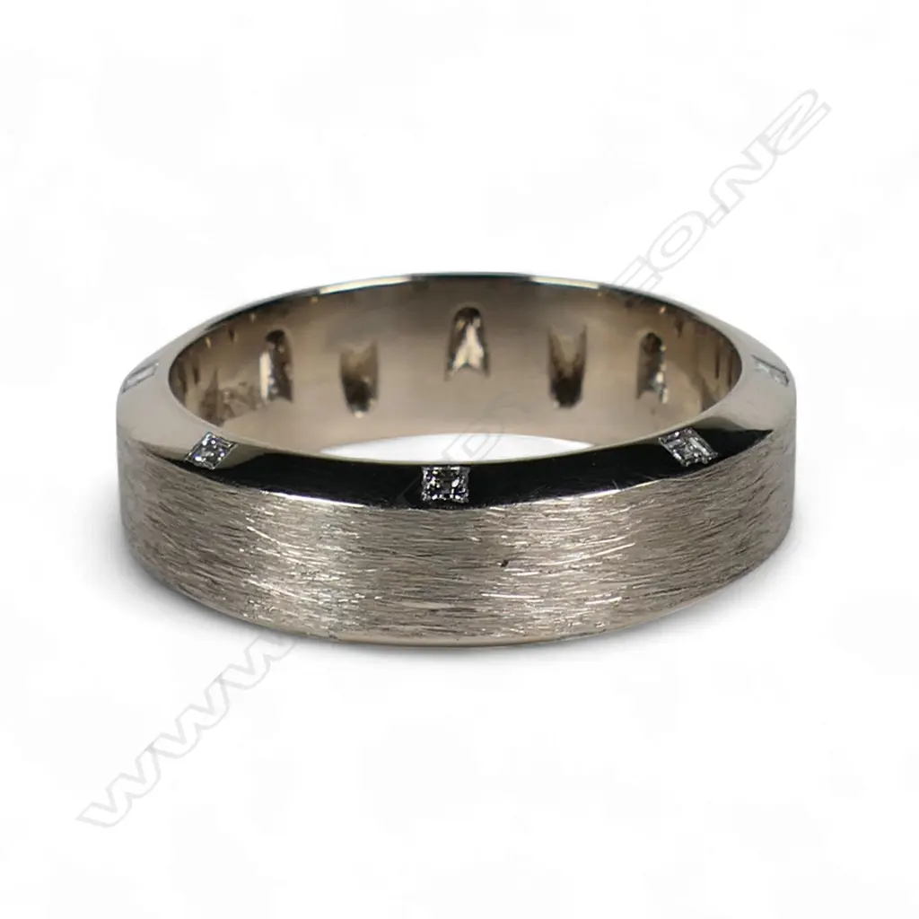 A gent's bespoke handmade 18ct white gold and diamond set wedder, Image 1++