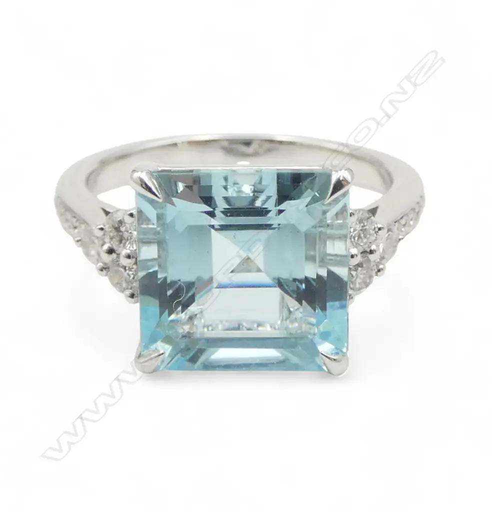 An 18ct white gold diamond and aquamarine ring, Image 1++