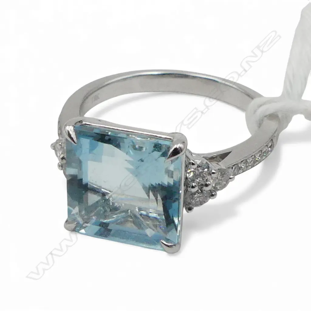 An 18ct white gold diamond and aquamarine ring, Image 1++