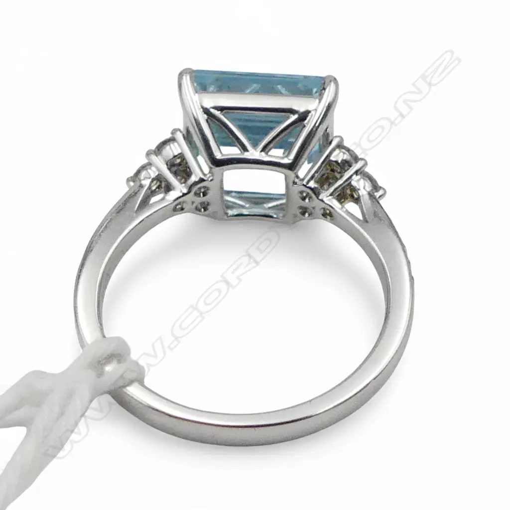 An 18ct white gold diamond and aquamarine ring, Image 1++