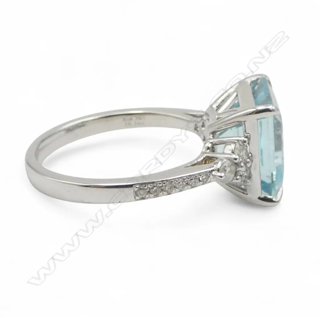 An 18ct white gold diamond and aquamarine ring, Image 1++