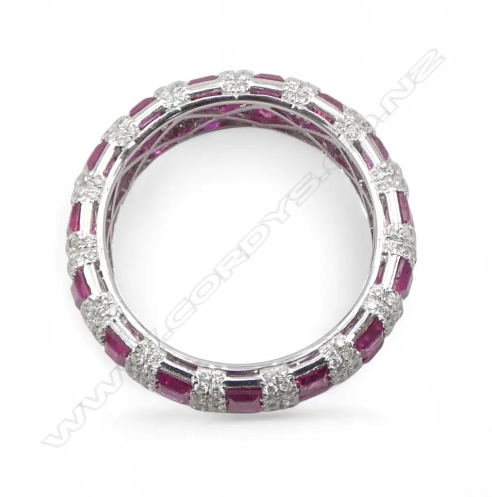 An 18ct white gold diamond and pink sapphire ring, Image 1++
