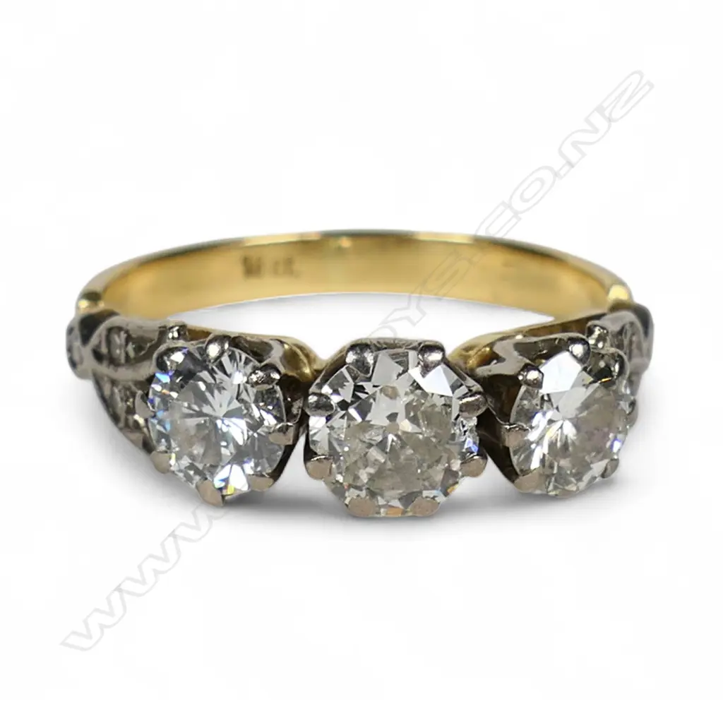 An estate 18ct gold three stone diamond ring, Image 1++