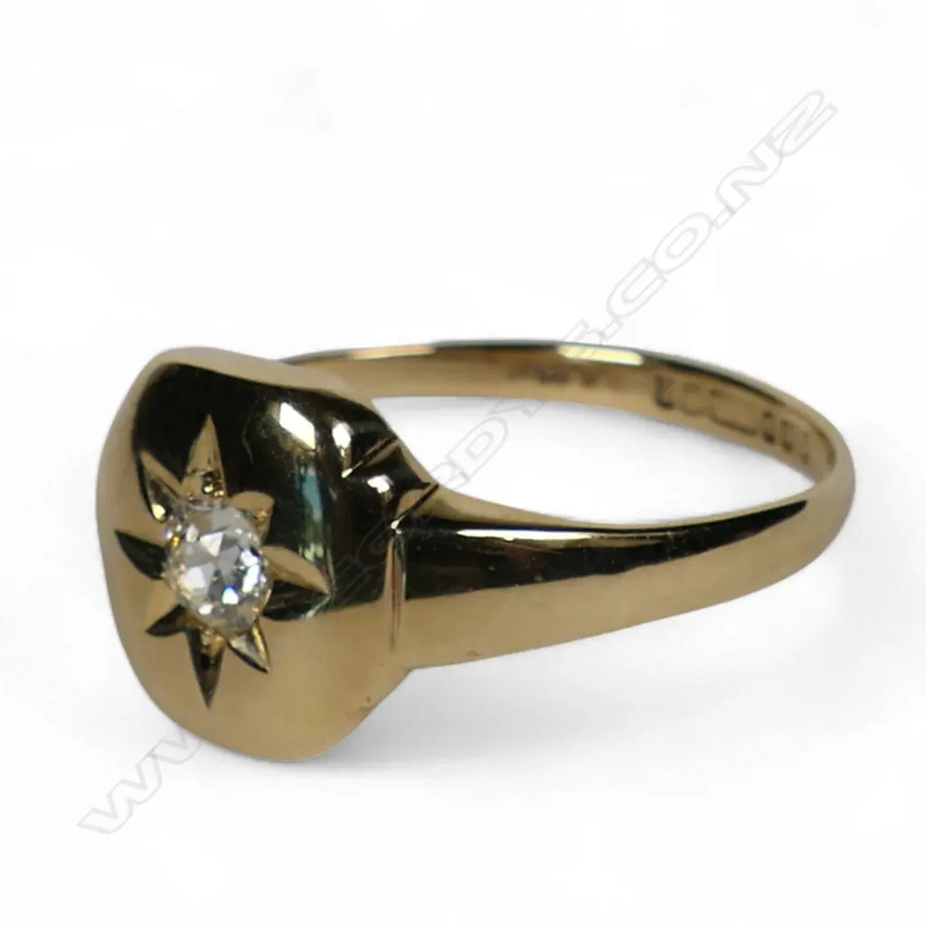 A vintage 9ct gold and diamond signet ring, Image 1++