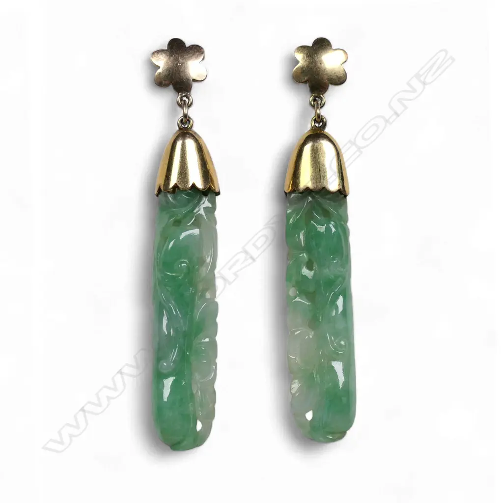 A pair of early 20thC 14ct gold and carved jadeite long drop earrings, Image 1++