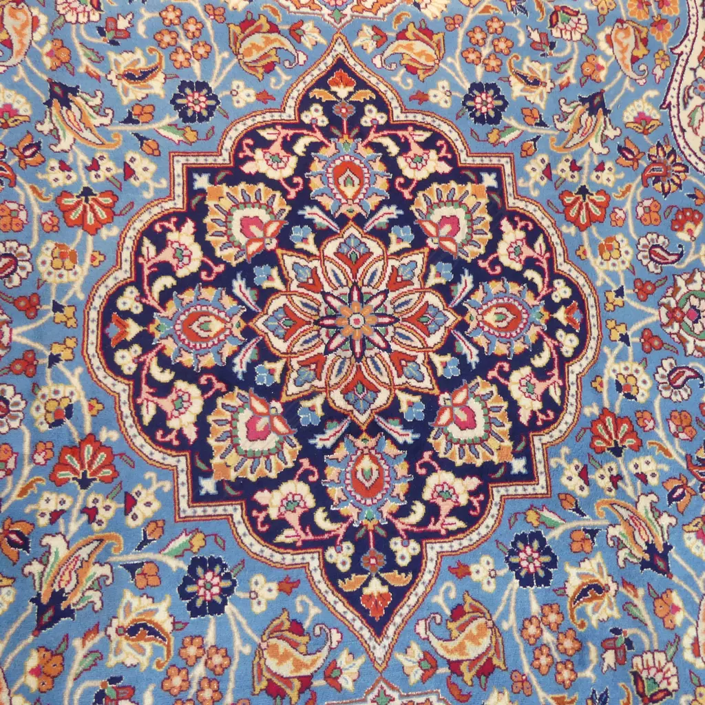 A fine hand-knotted Tabriz carpet, Image 1++