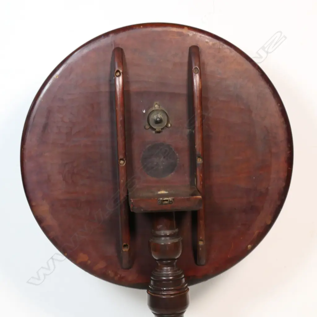 A Georgian mahogany inlaid tilt top wine table, Image 1++