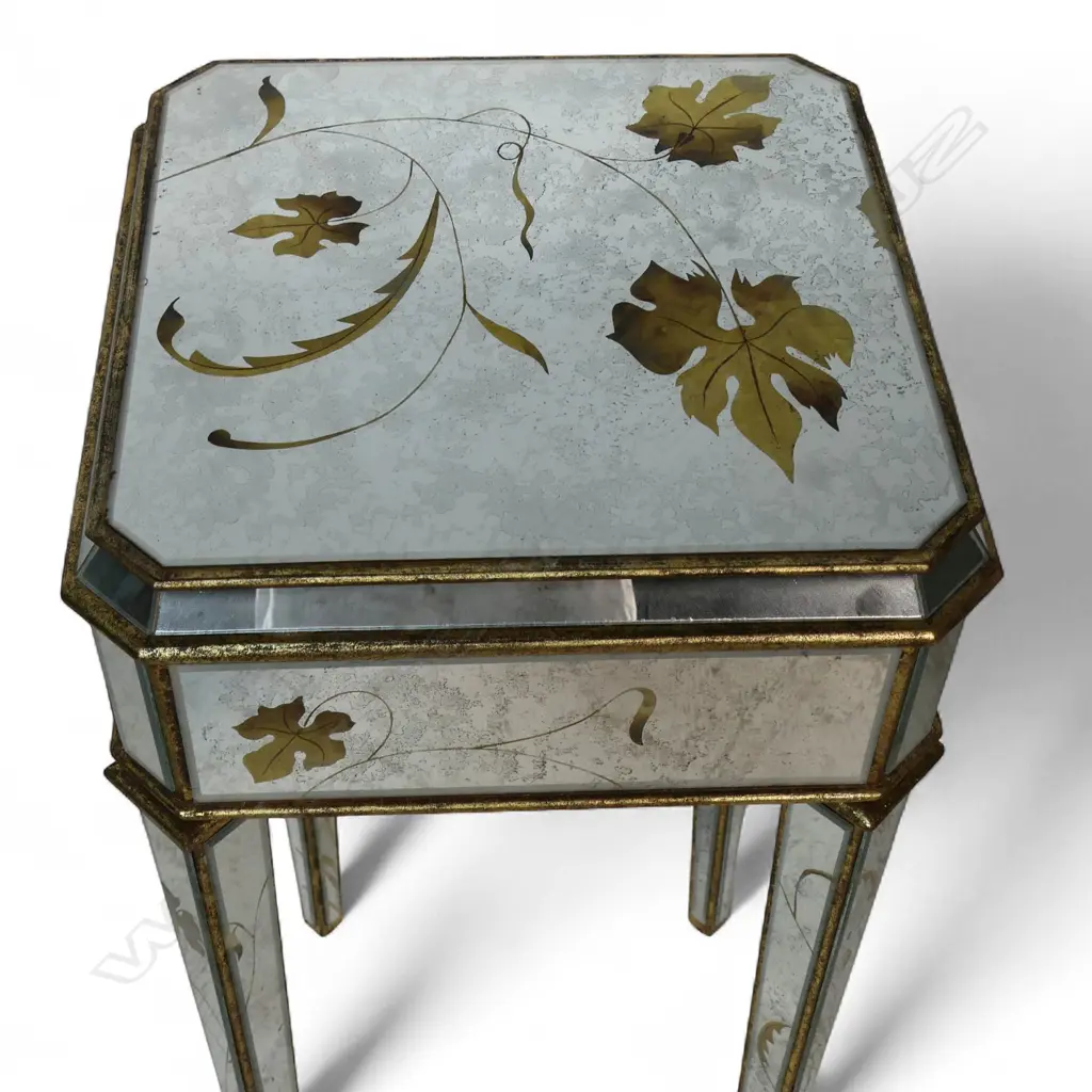 A mirrored side table, Image 1++