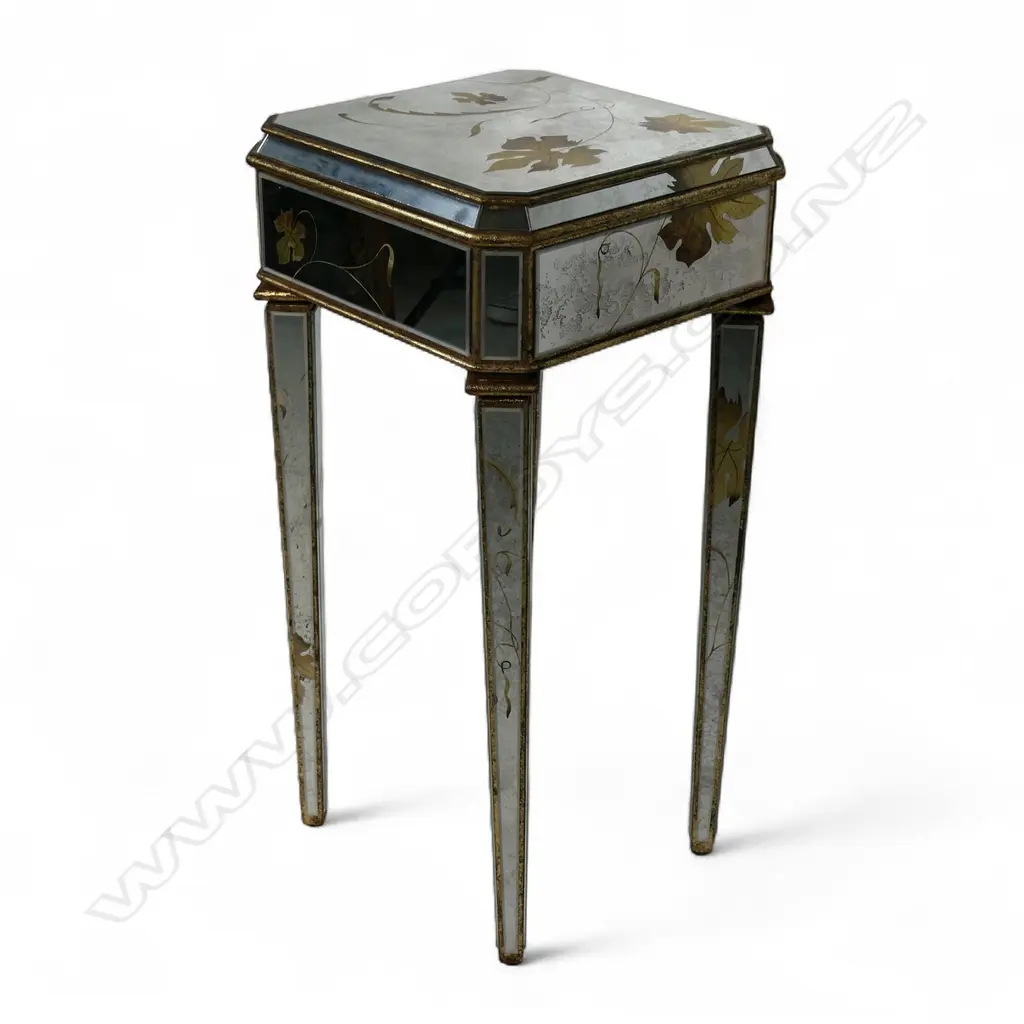 A mirrored side table, Image 1++