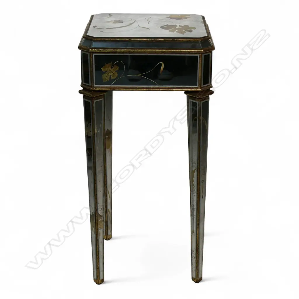 A mirrored side table, Image 1++