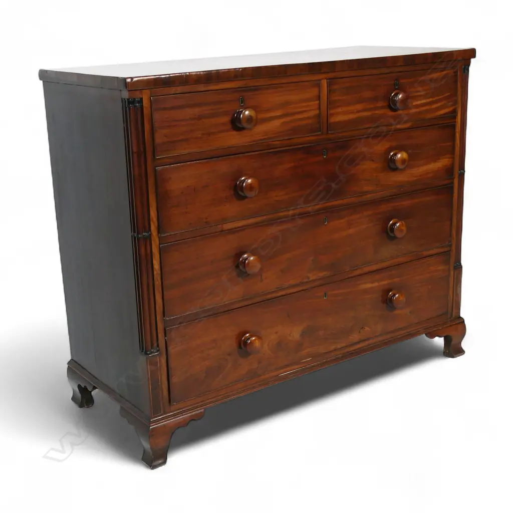 A George III mahogany five drawer chest, Image 1++