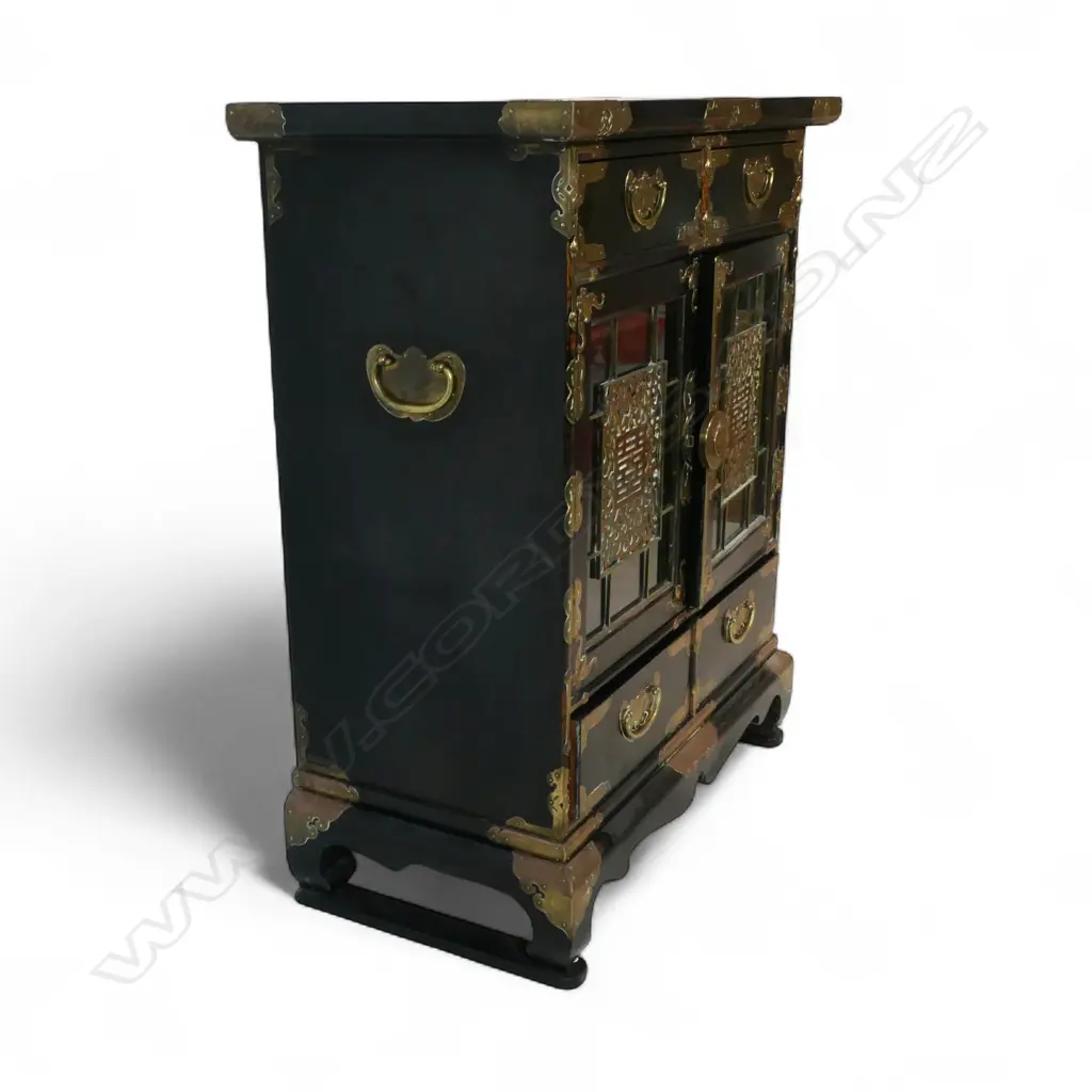 An impressive vintage Korean cabinet, Image 1++