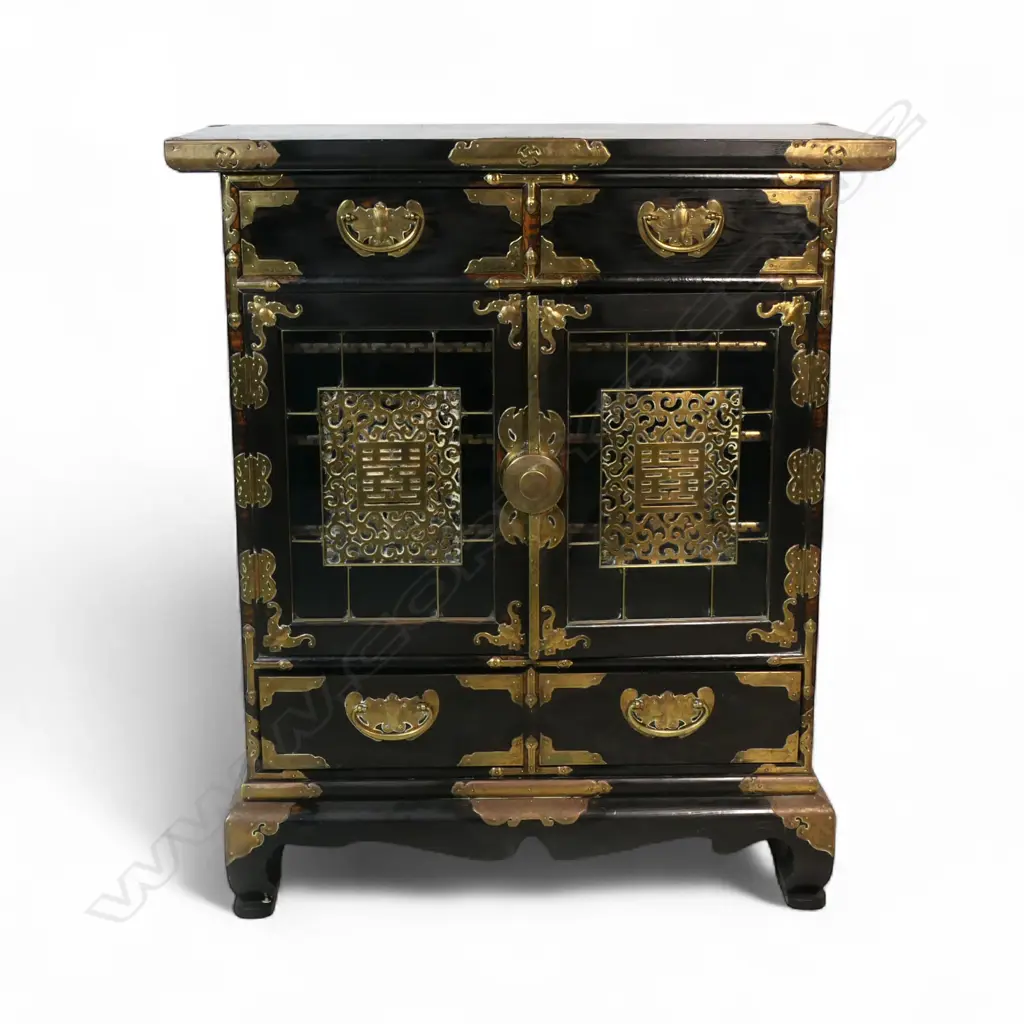 An impressive vintage Korean cabinet, Image 1++