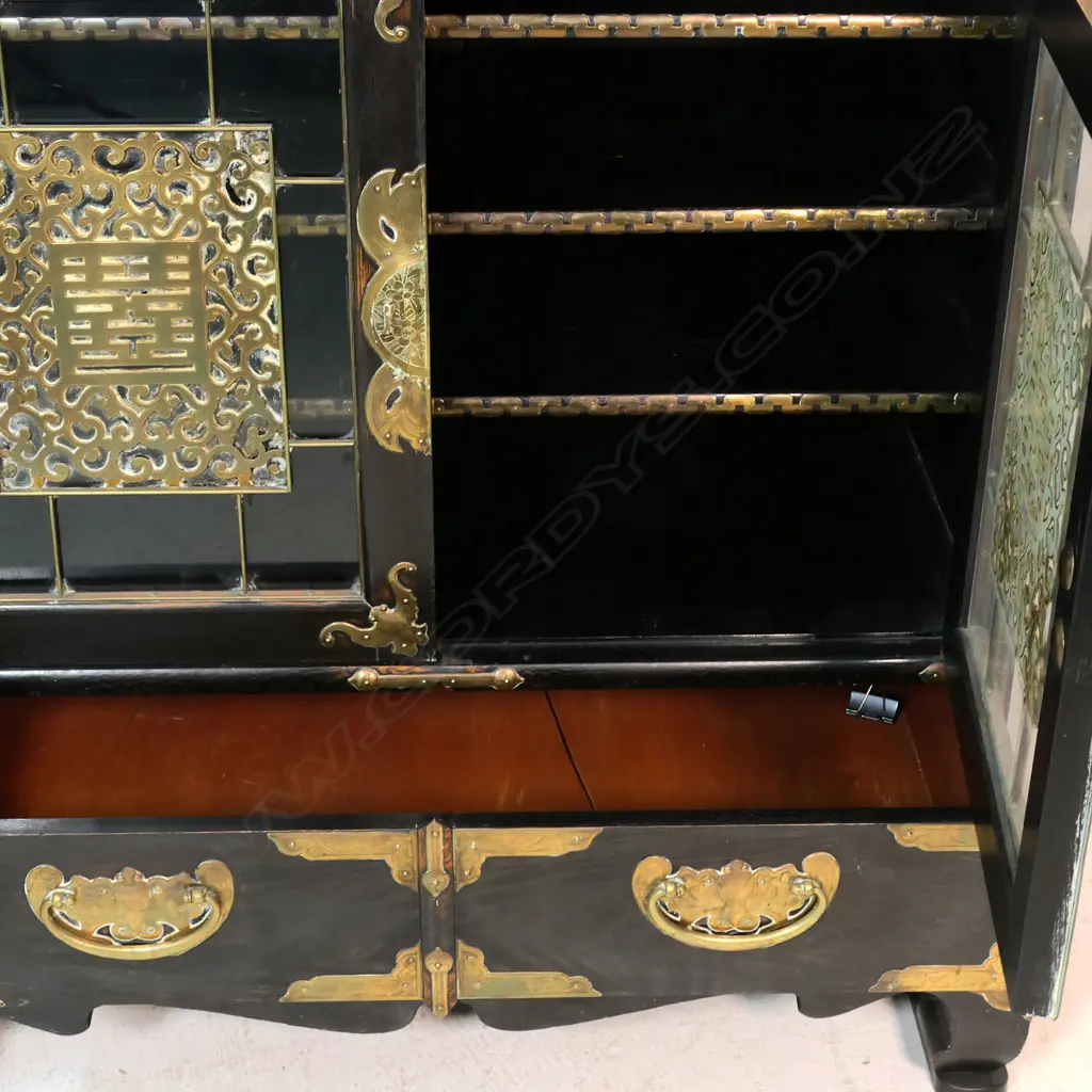 An impressive vintage Korean cabinet, Image 1++