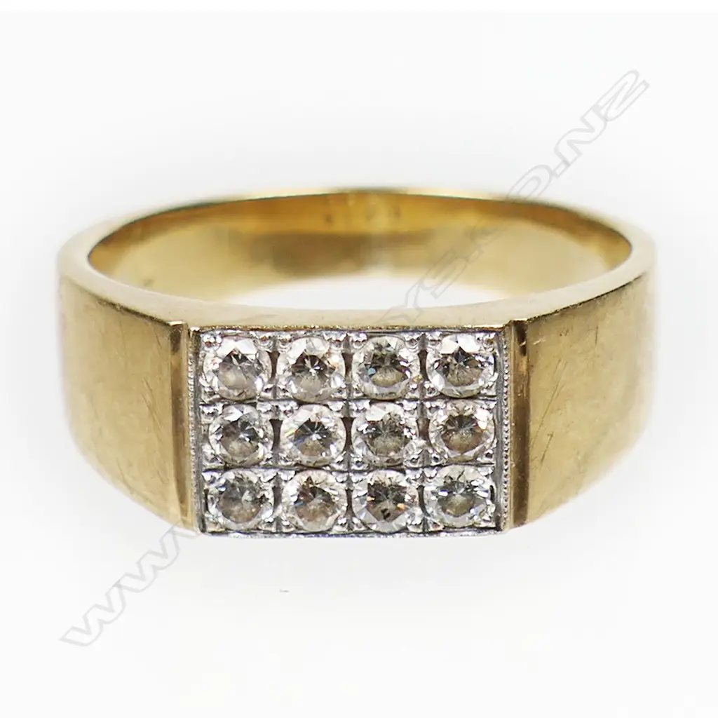 A 9ct gold and diamond ring, Image 1++