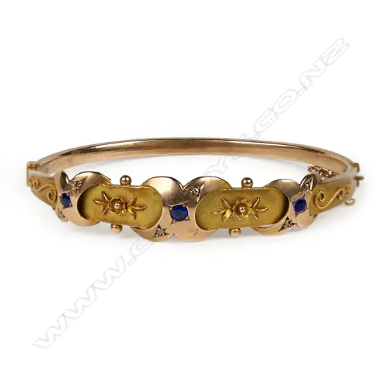 An early 20thC 9ct rose gold decorative hinged bangle,
