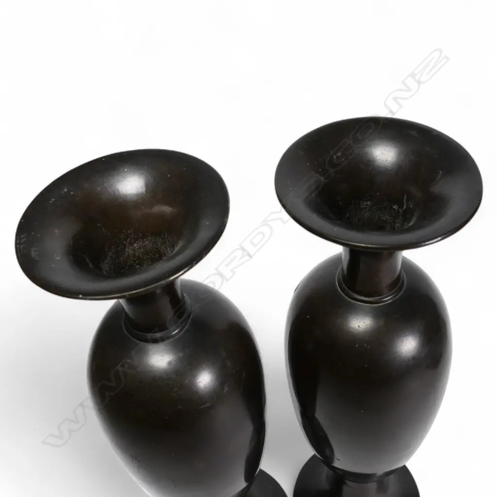 A pair of Japanese Meiji period tall elegant bronze vases, Image 1++