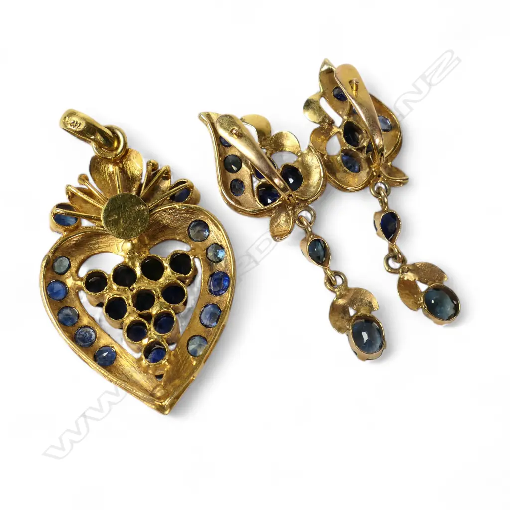 A 22ct gold sapphire pendant and earring set, Image 1++