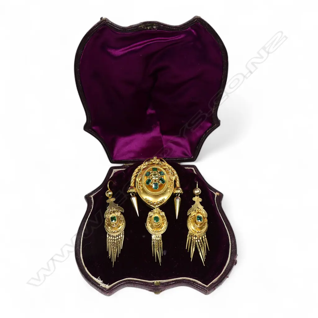 An impressive Victorian Etruscan 15ct gold and emerald suite, Image 1++