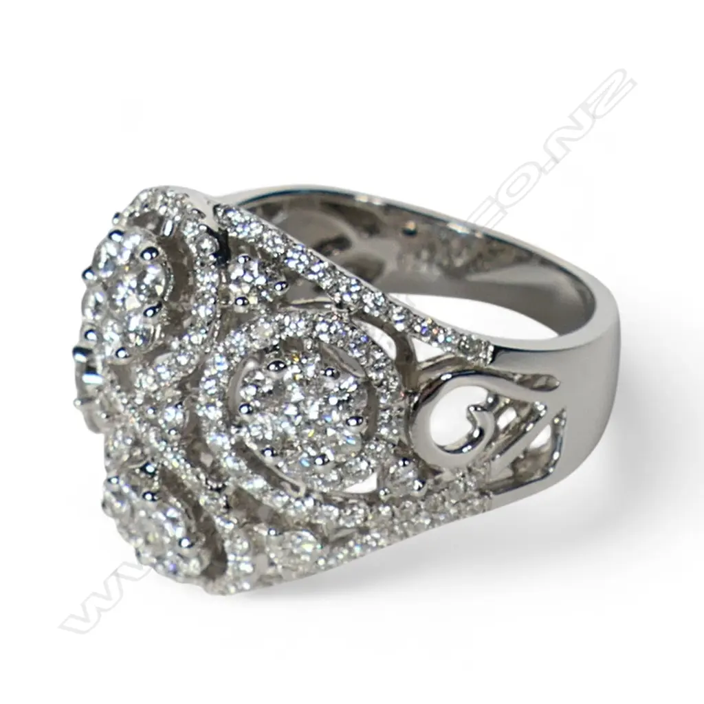 An18ct white gold and diamond multi stone ring, Image 1++