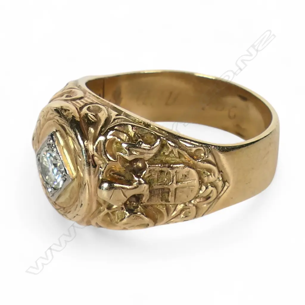 A 9ct gold and diamond gent's ring, Image 1++