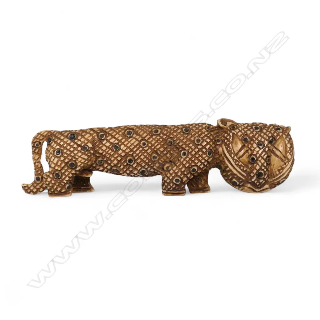An early 20thC Nigerian carved ivory leopard, Image 1++
