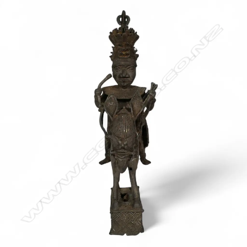 An early 20thC Nigerian Benin bronze figure, Image 1++