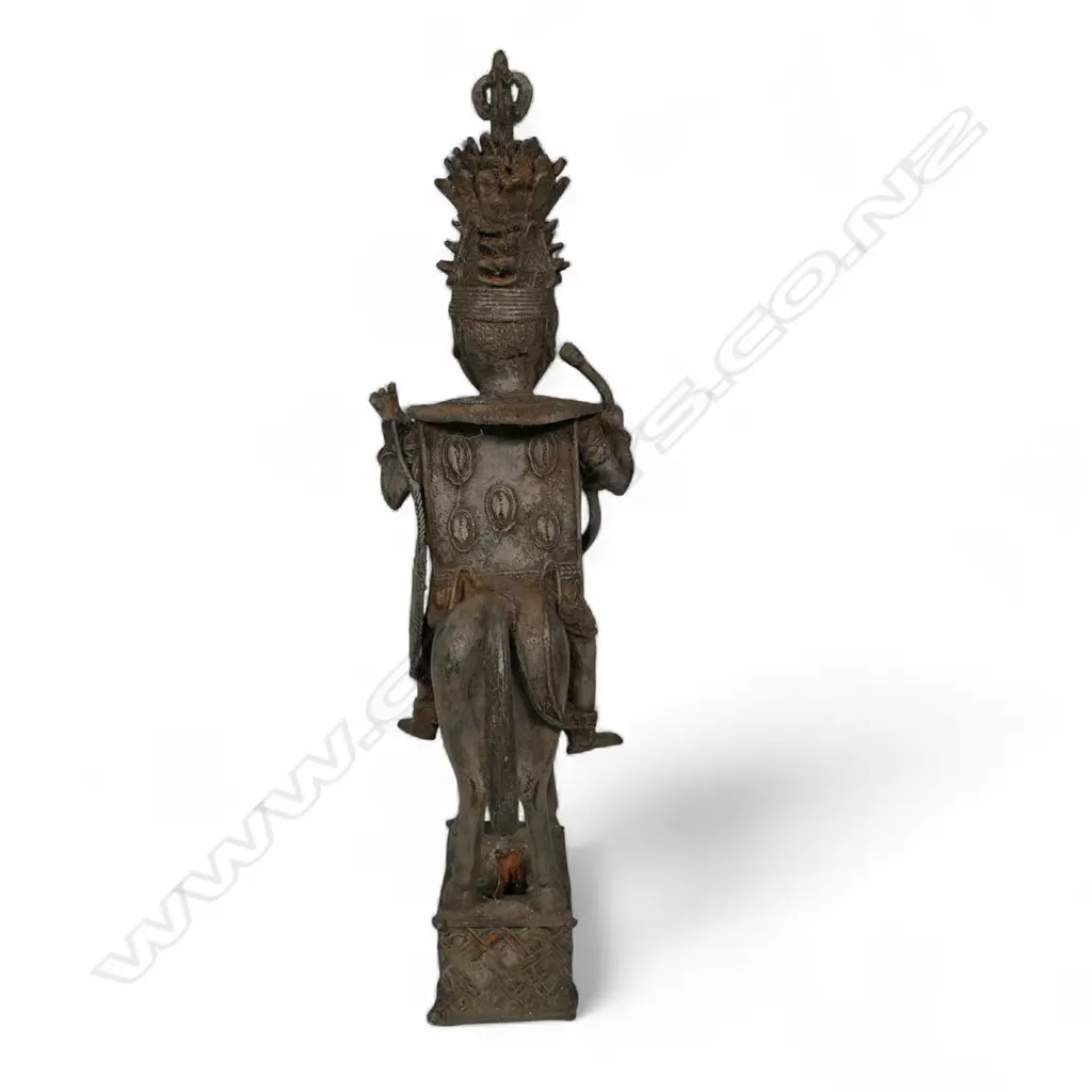 An early 20thC Nigerian Benin bronze figure, Image 1++