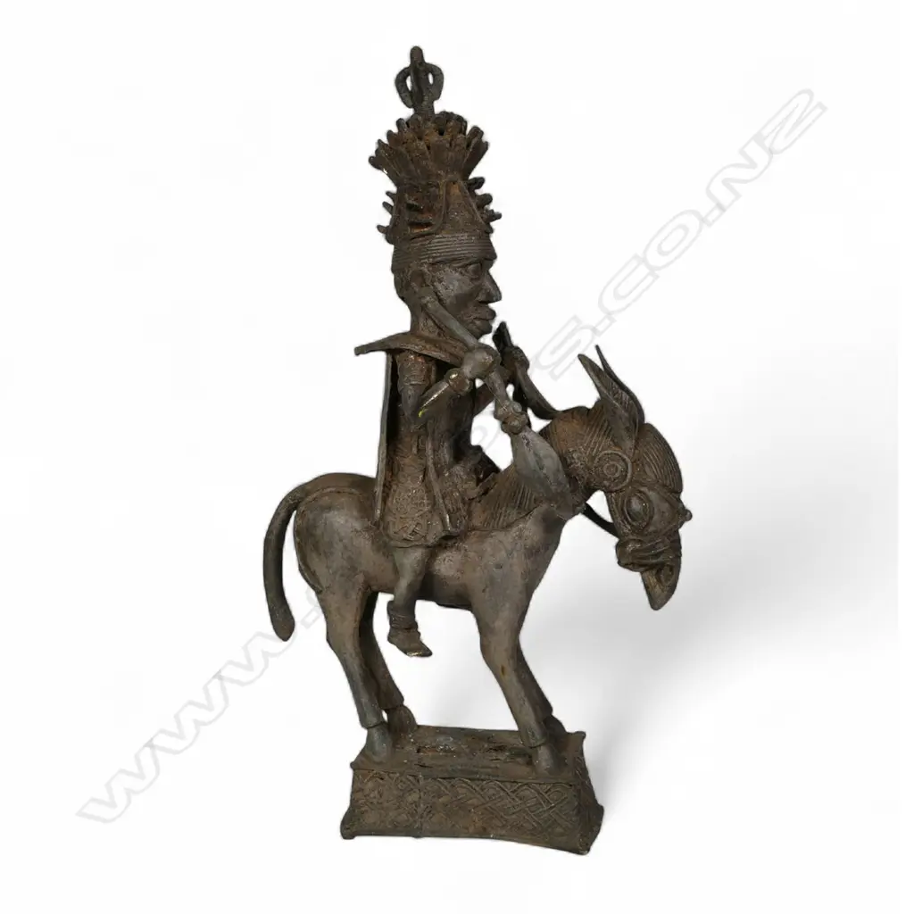 An early 20thC Nigerian Bennin bronze figure, Image 1++