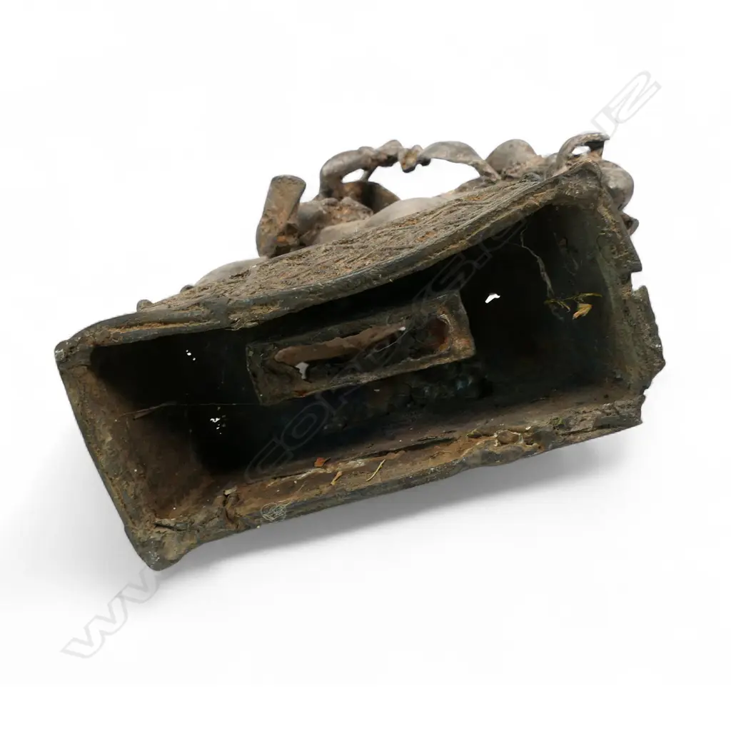 An early 20thC Nigerian Benin bronze figure, Image 1++