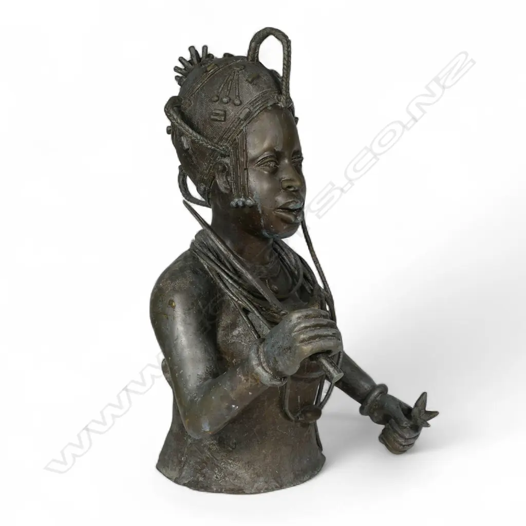 An early 20thC Nigerian Benin bronze bust, Image 1++
