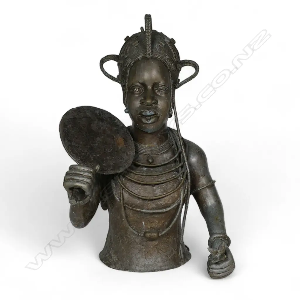 An early 20thC Nigerian Bennin bronze bust, Image 1++