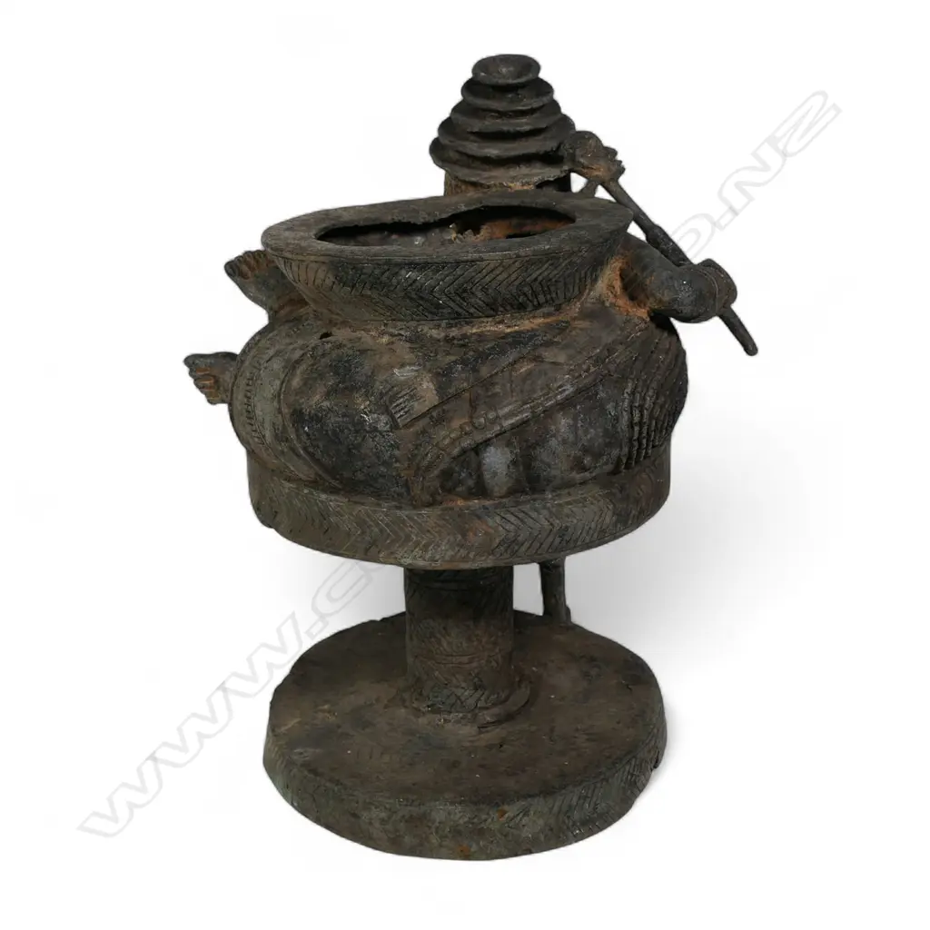 An early 20thC Nigerian Benin bronze ceremonial vessel, Image 1++