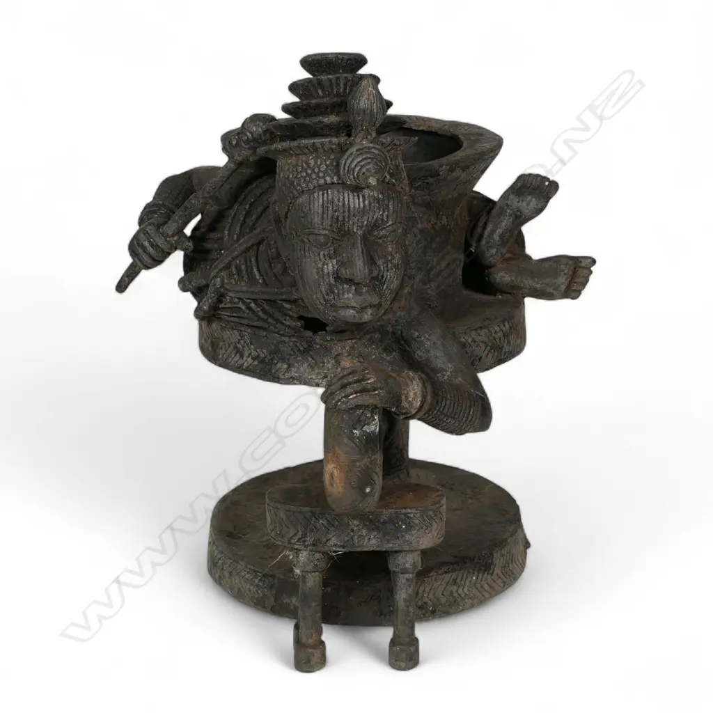 An early 20thC Nigerian Bennin bronze ceremonial vessel, Image 1++