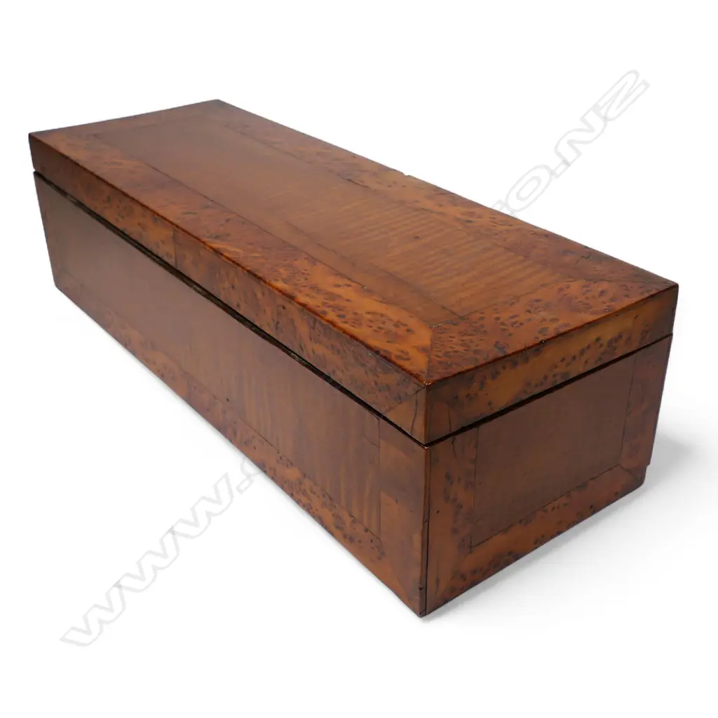 A colonial kauri and burr totora box, Image 1++