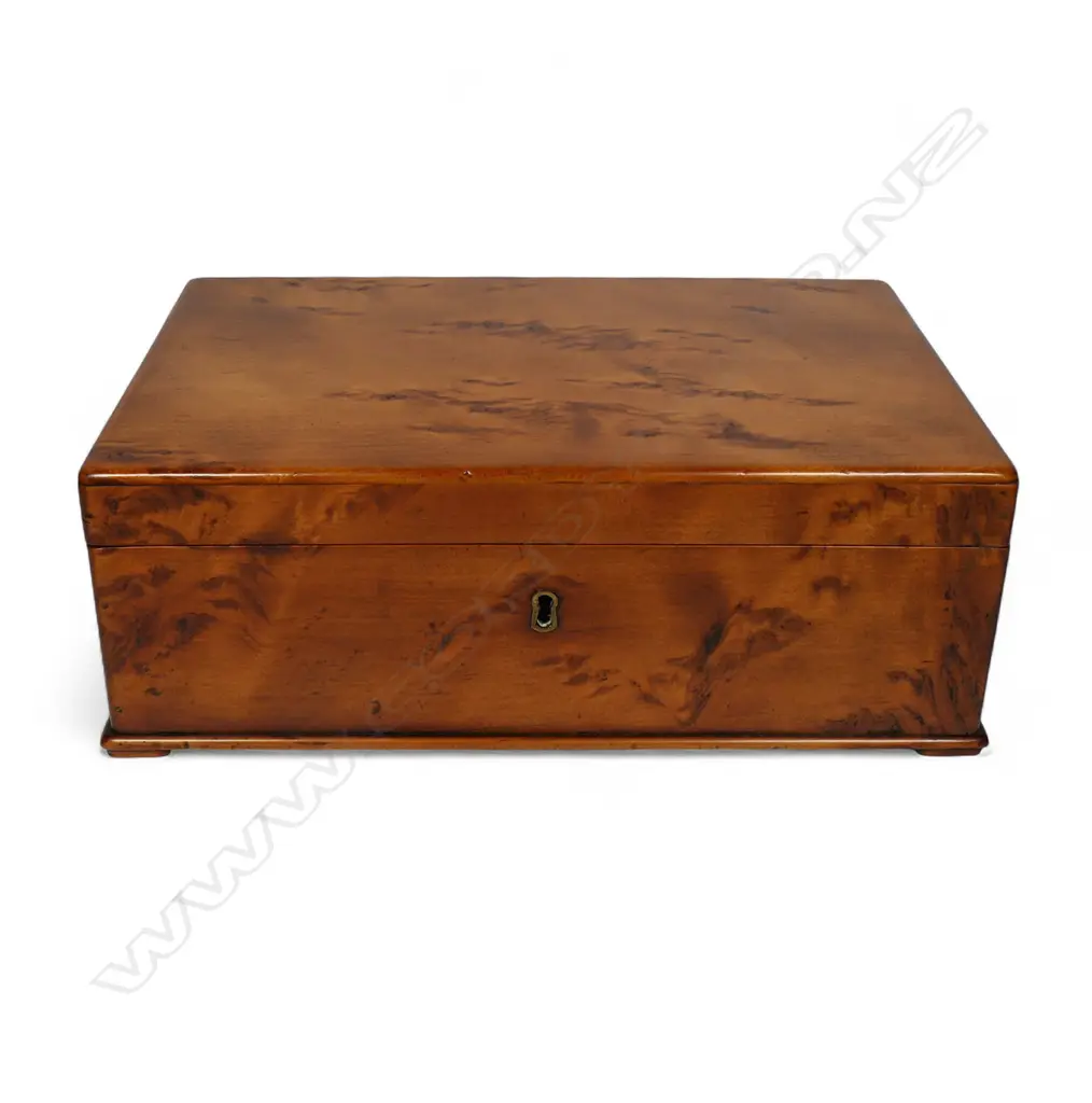 A colonial solid burr kauri box, Image 1++
