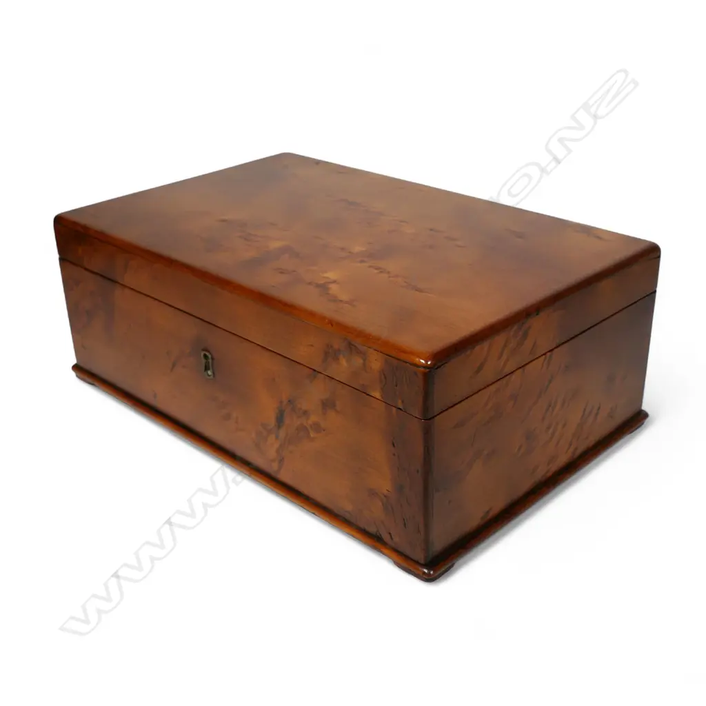 A colonial solid burr kauri box, Image 1++