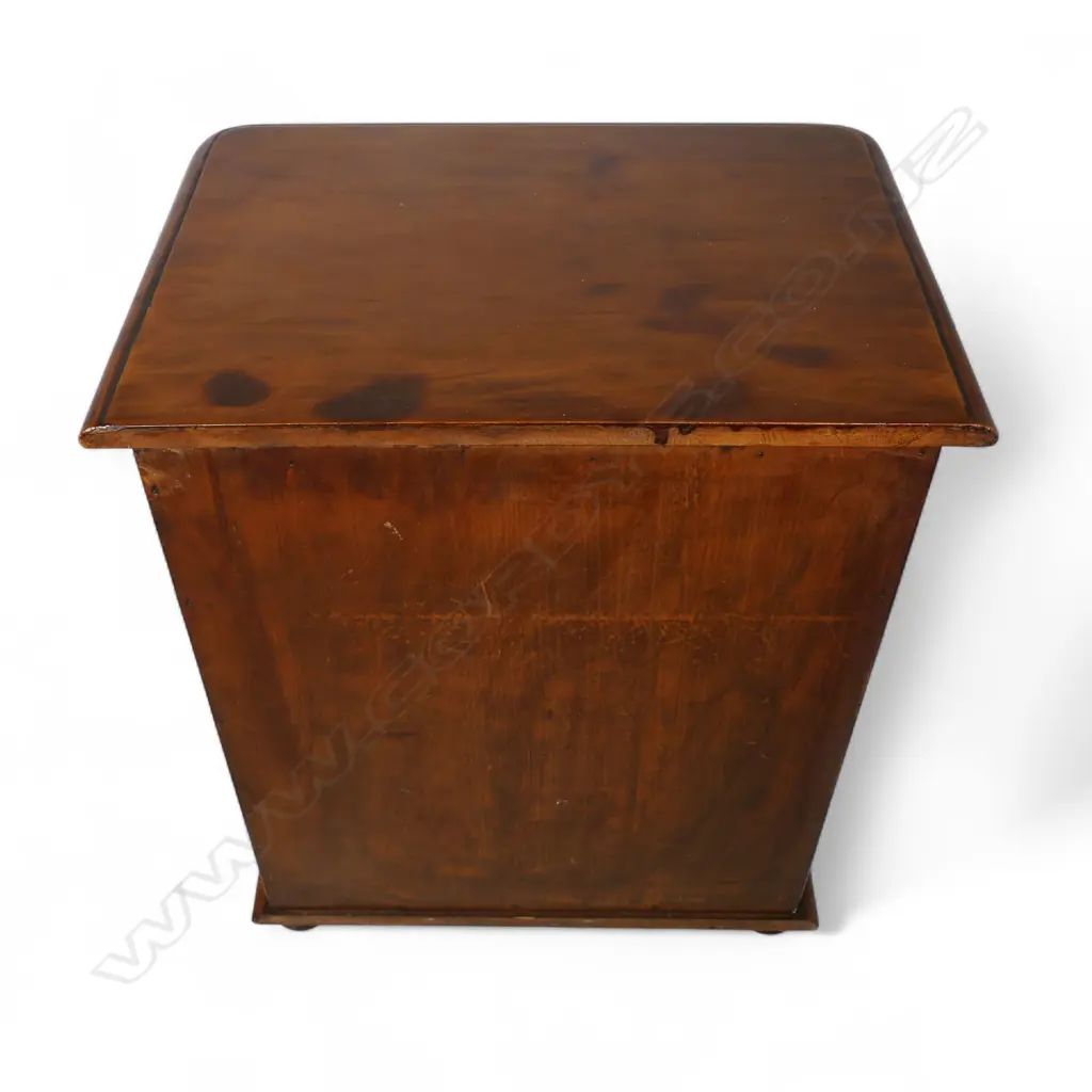 A colonial NZ woods apprentice chest, Image 1++