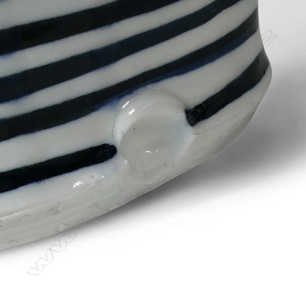 Aaron Scythe porcelain vase, Image 1++