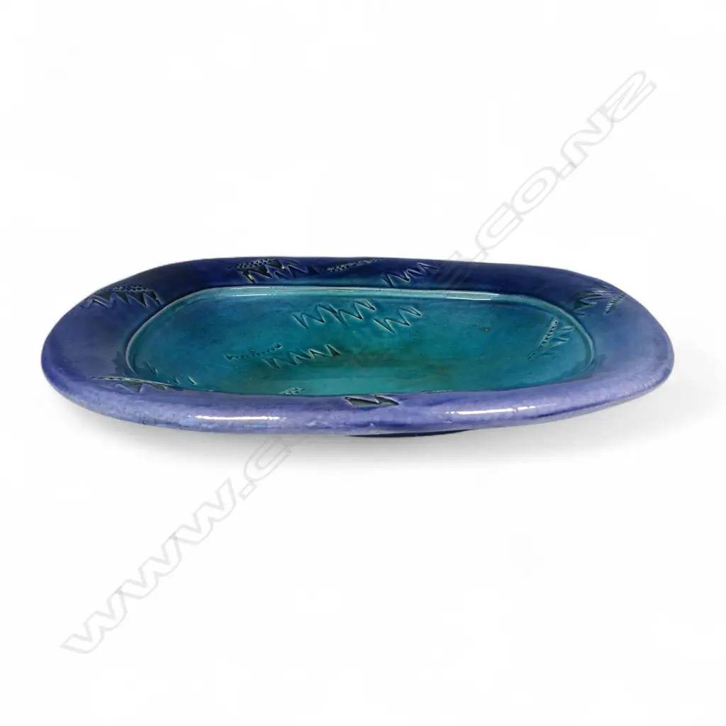 A large Merilyn Wiseman shallow dish, Image 1++