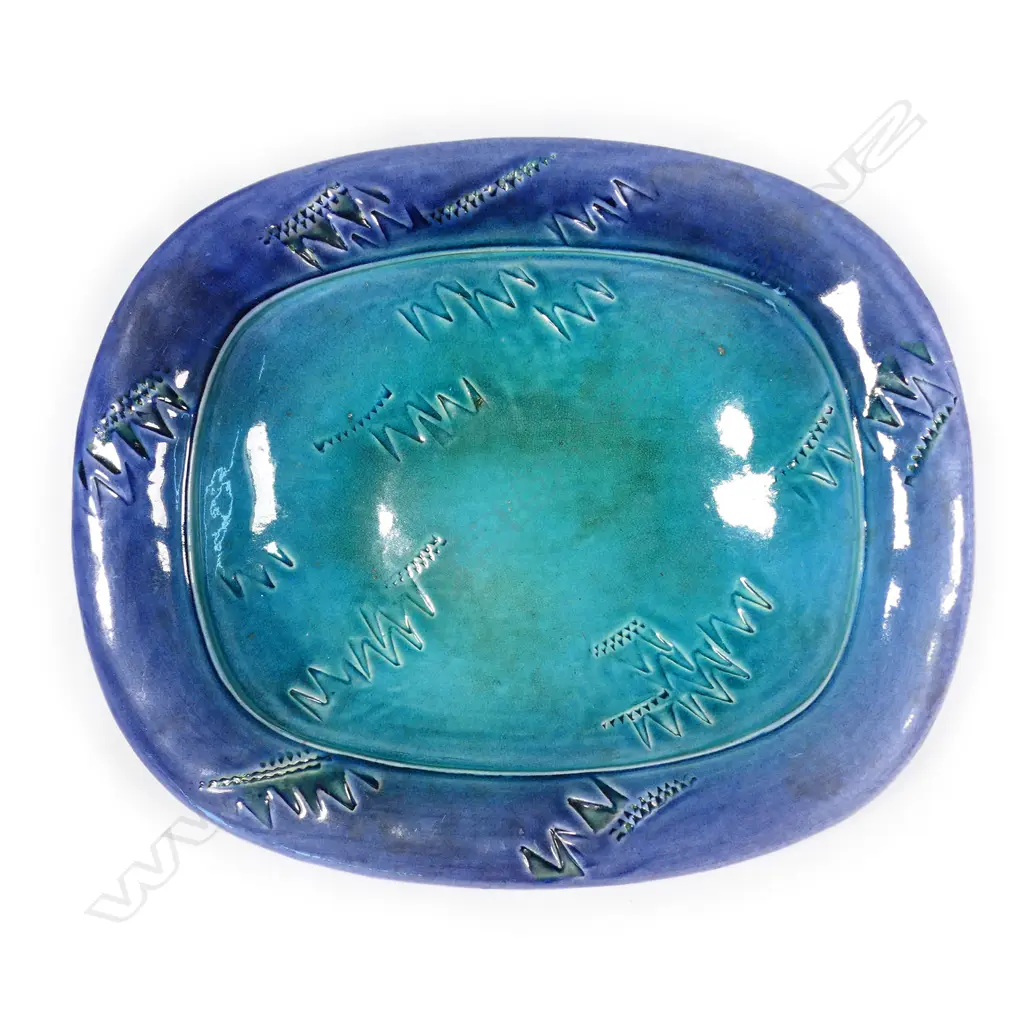 A large Merilyn Wiseman shallow dish, Image 1++