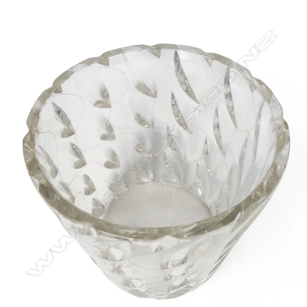 A Clyne Farquharson crystal vase, Image 1++