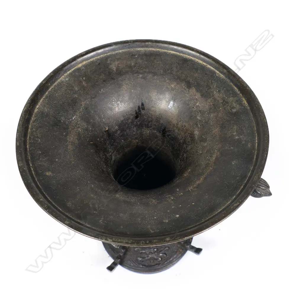 An old Chinese bronze archaic style Gu form vase, Image 1++