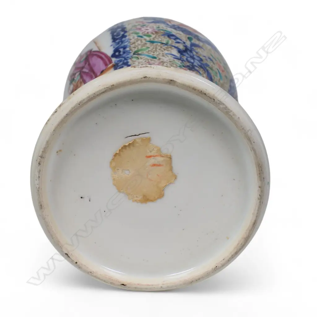 An 18th/19thC Chinese export famille rose baluster vase, Image 1++