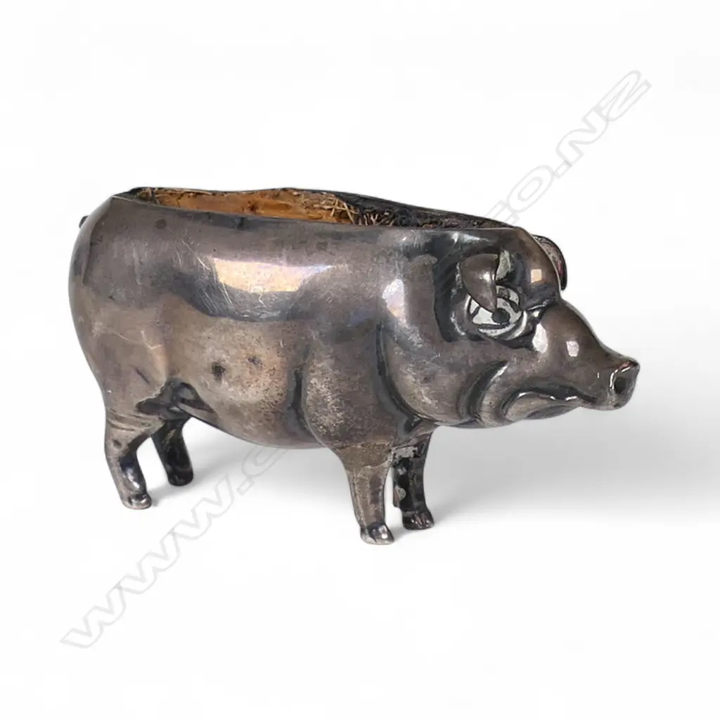 An Edwardian silver pig pin cushion, Image 1++