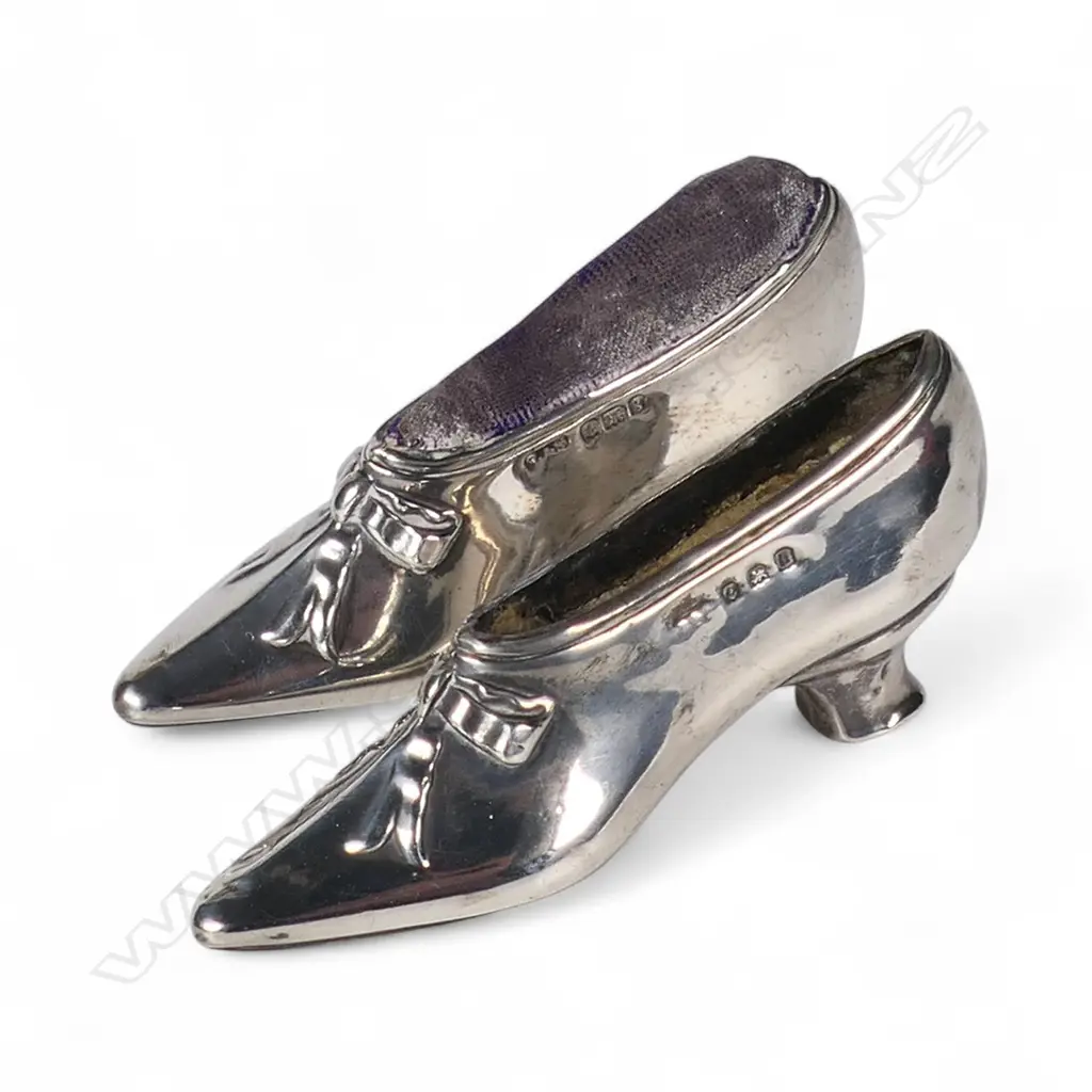 Two Edwardian silver shoe pin cushions, Image 1++